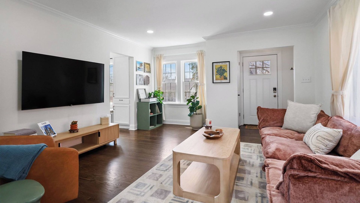 Valparaiso House | Downtown 2 BR Cottage w/King Bed