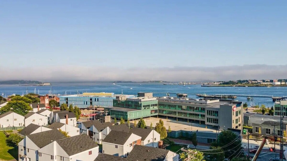 East Bayside Apartment | Downtown 2 Floors Waterviews Off-Street Parking