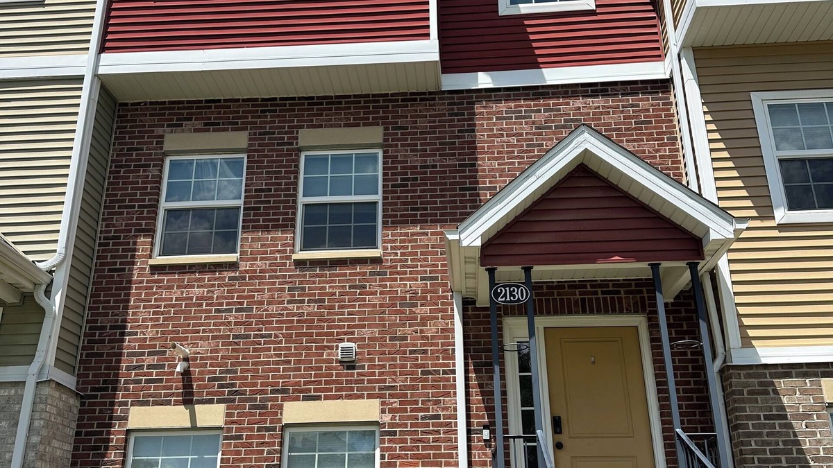 Des Moines House | Downtown 2BD 2.5BA townhouse w/free garage parking