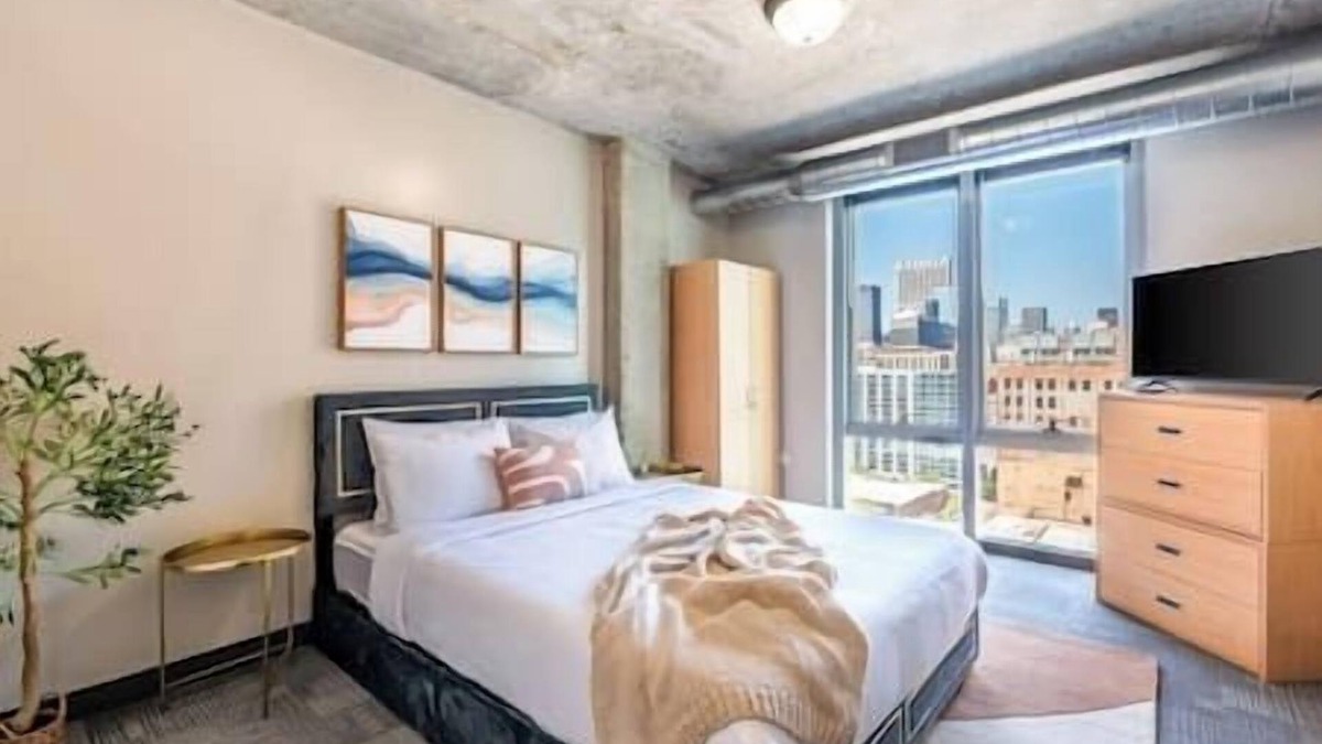 The Loop Condo | Downtown 2bd #5 +Gym near Park, Lake, Museums