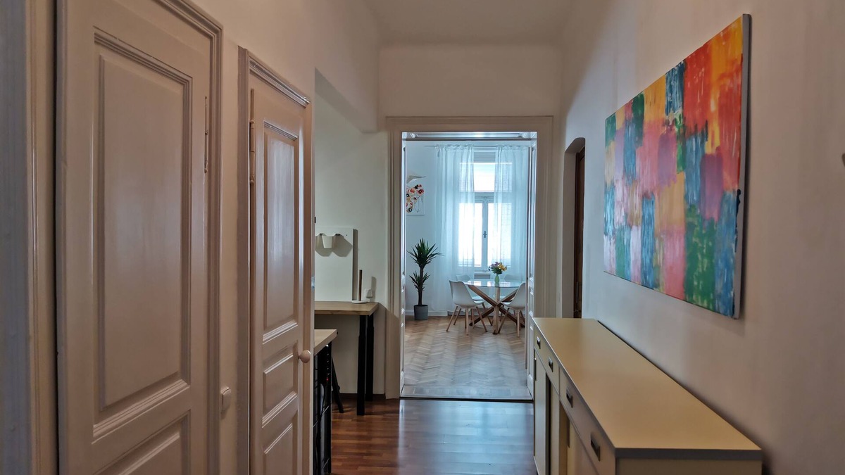 Old Town Apartment | Downtown 3 BDR Charm - walk to all attractions