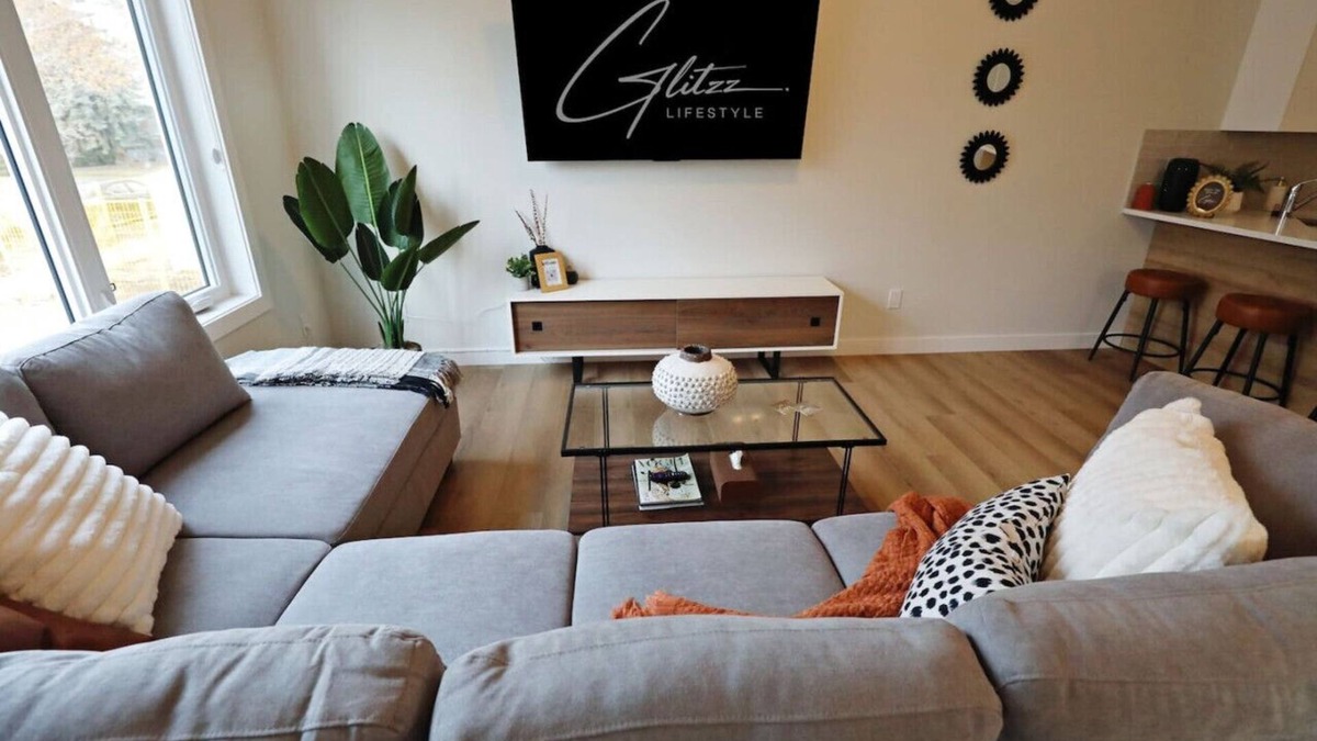 North Central Edmonton House | Downtown 3 Queen Beds|A/C|Double Garage|Disney+