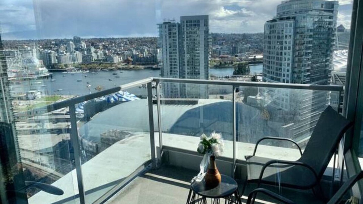 Gastown Apartment | Downtown 3br/2ba+Views+Skytrain+Free Parking