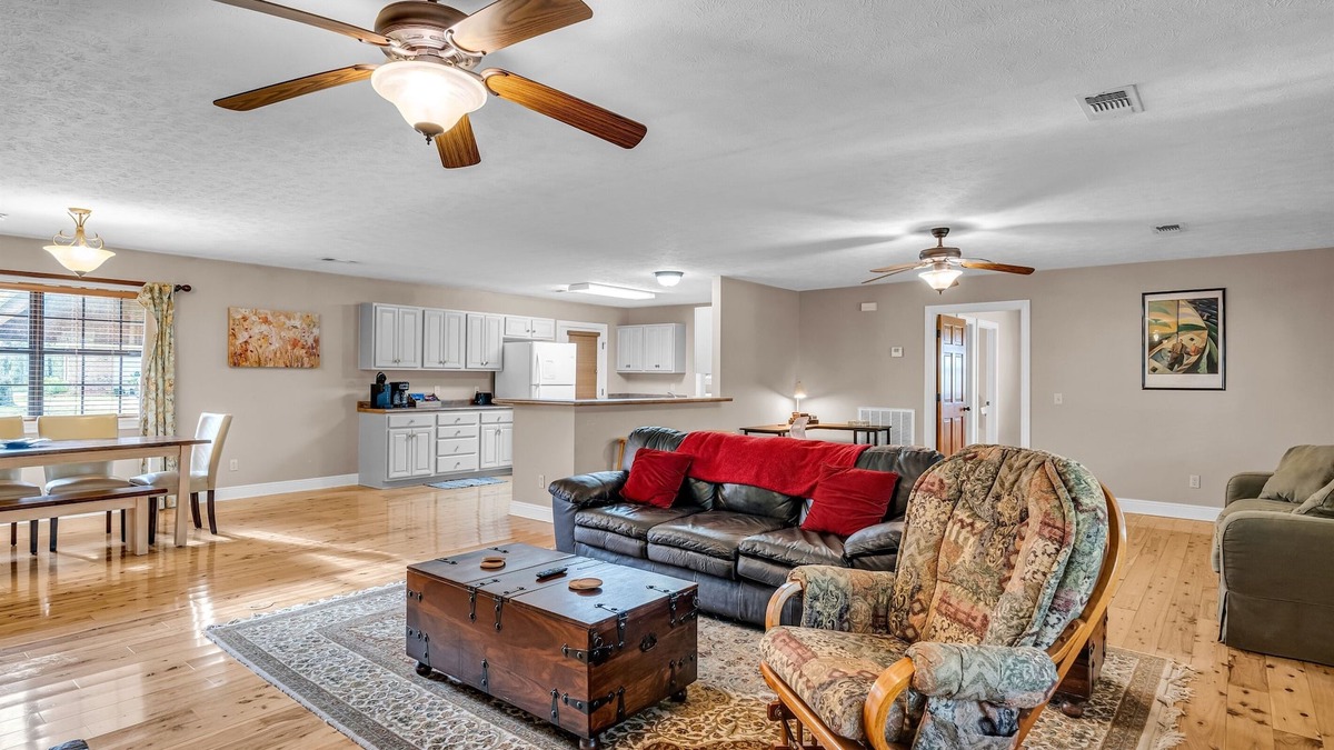 Pheba House | Downtown Access | Stylish | Family Space