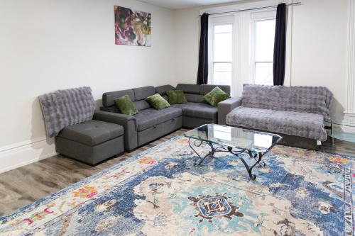Bowmanville Apartment | Downtown Apartment 6-7 people