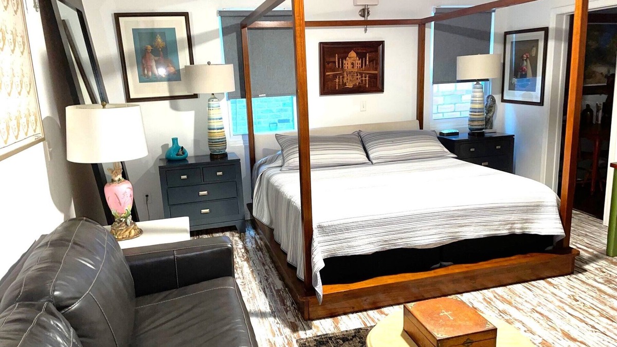 Central Business District Apartment | DOWNTOWN ART & ECLECTIC C