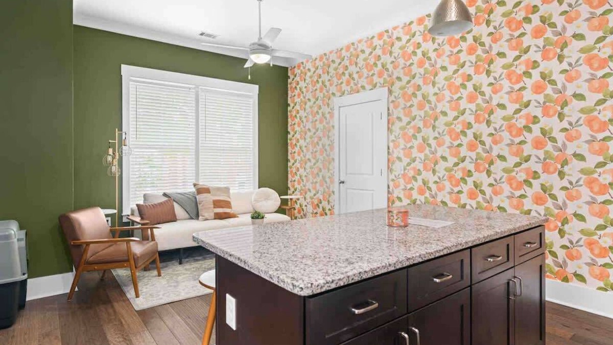 Dixon Park Apartment | Downtown at The Peach House Dogs Welcome Fully Fenced Yard and Off-street Parki