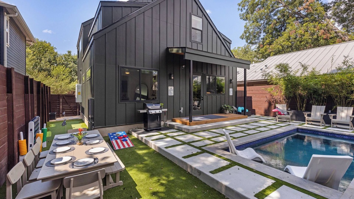 East Cesar Chavez House | Downtown ATX - Luxury Pool - Putting Green - 85inch TV