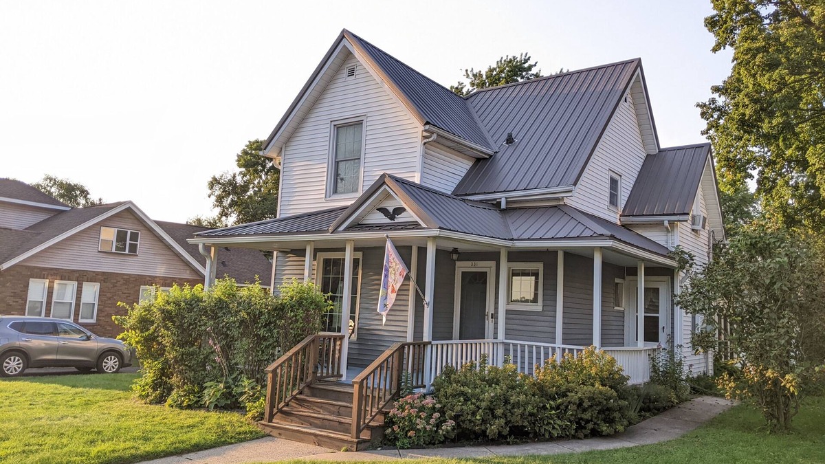 Baraboo House | Downtown Baraboo Blu-Mae Marie Folk House