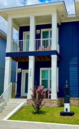 Downtown House | Downtown, Bay Views, Fish Market, and Blue Angels!