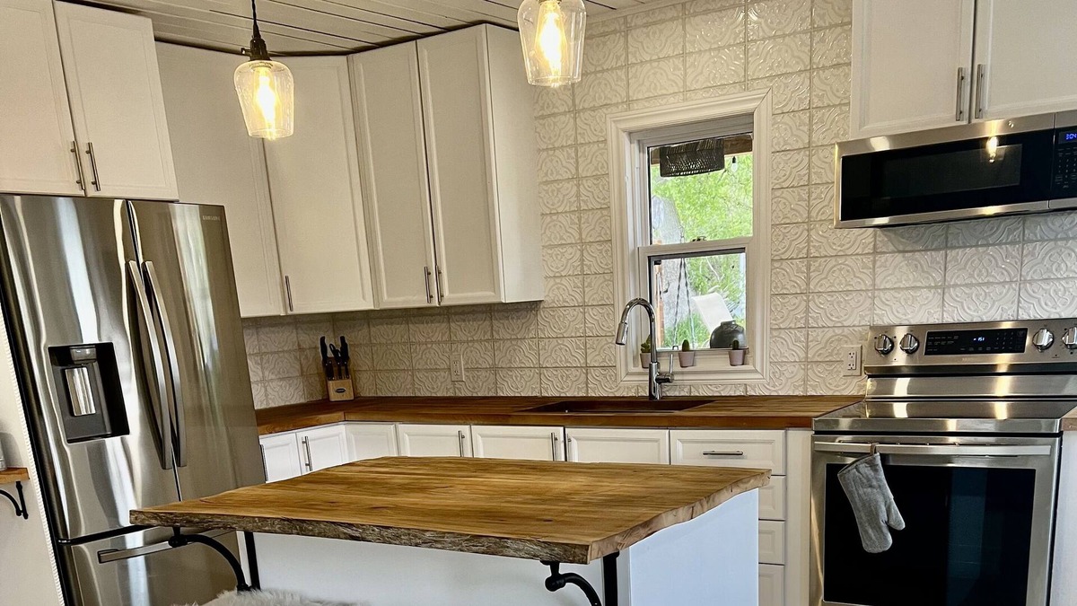 Calabogie House | Downtown Calabogie vacation getaway. Walking distance to so much ! w/Hottub