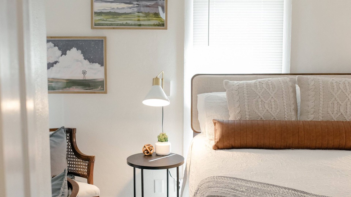 Ames House | Downtown & Campus Wifi with Netflix 2Br 1Ba
