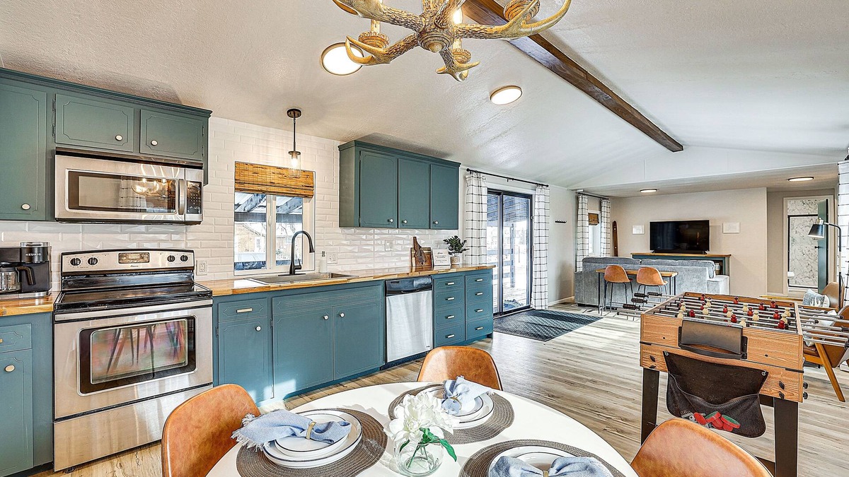 Cascade House | Downtown Cascade Vacation Rental < 1 Mi to Lake!