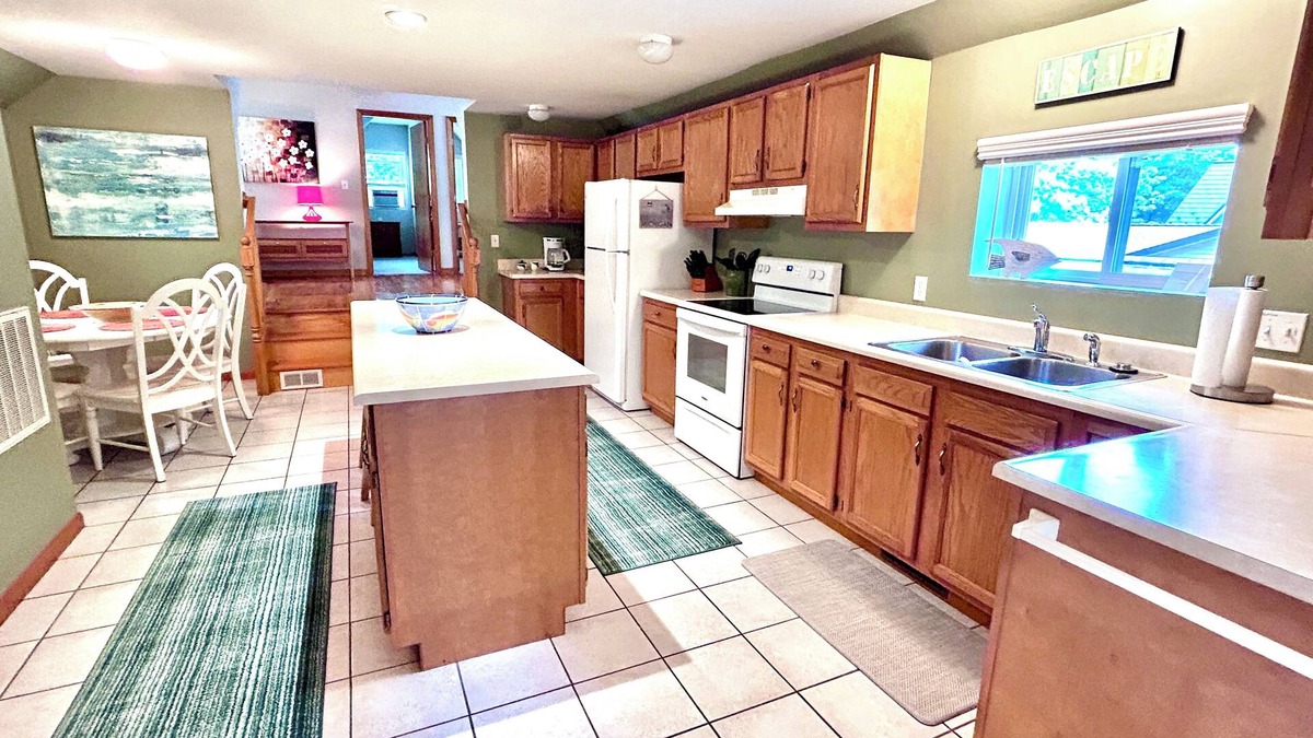 Charlevoix House | Downtown Charlevoix: Upper -Super Location & Ratings!-3 blocks to Lake Michigan!