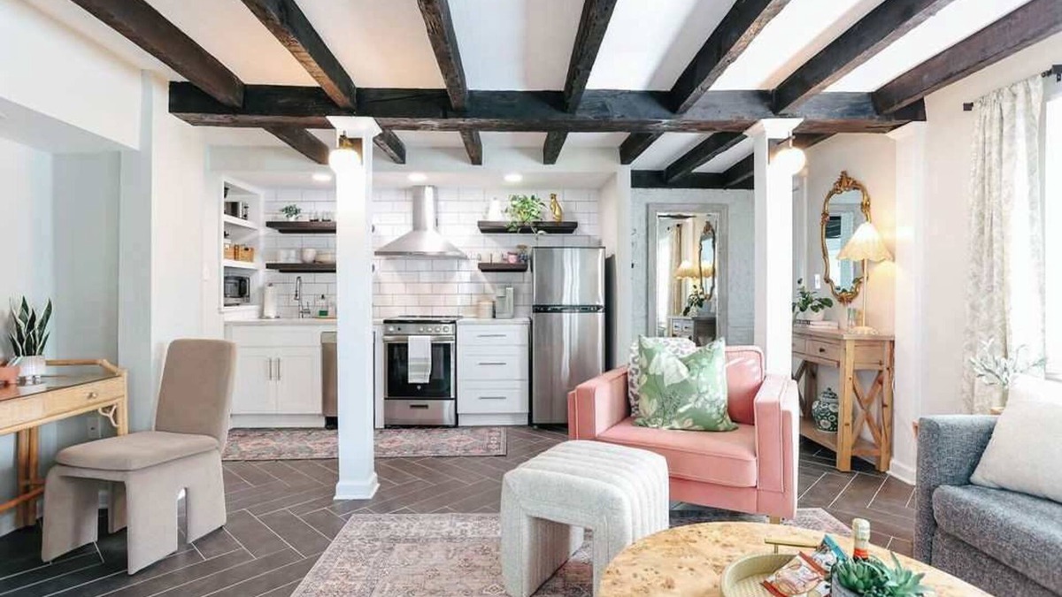 Historic Downtown Savannah Apartment | Downtown Chic Retreat| Historic Apt at Jones St