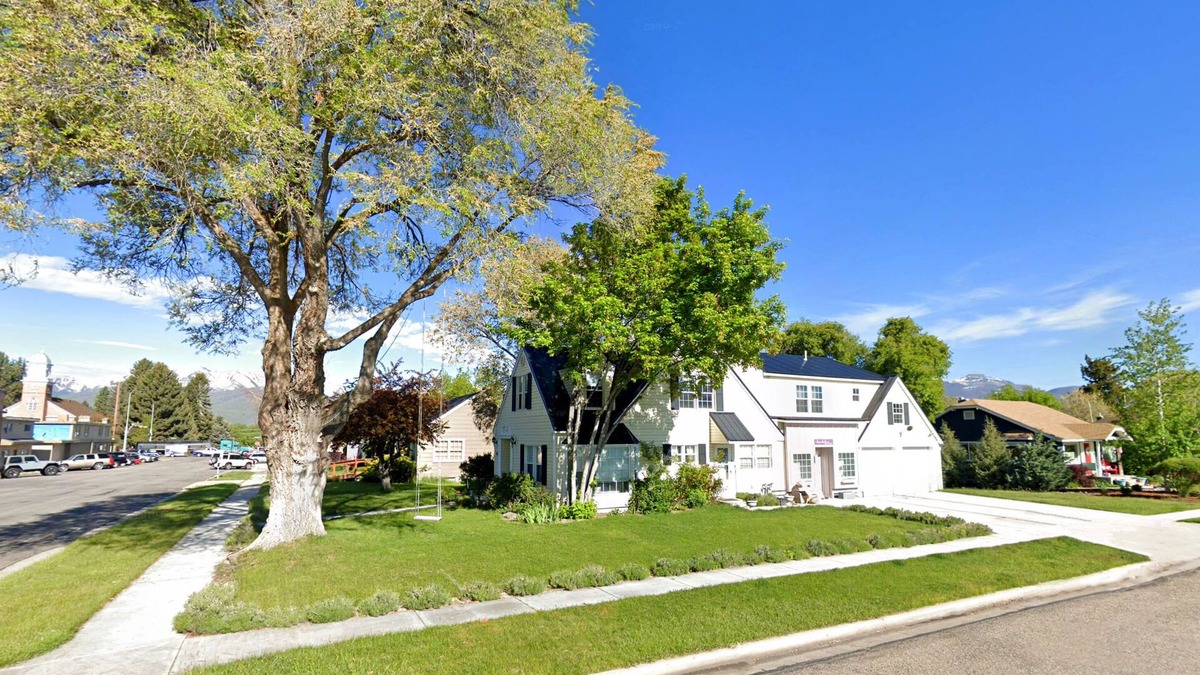 Heber House | Downtown Colonial & Bungalow | Lg Groups | 7br, 5ba | Arctic Spa | Fire Pits | Pets ok | Sleeps 23
