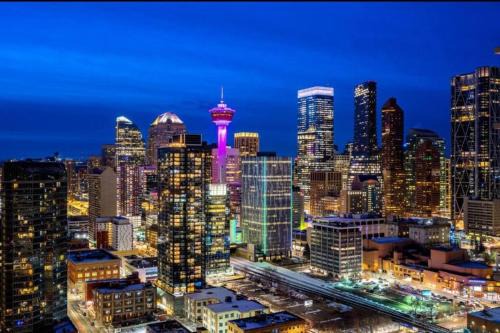 Victoria Park Apartment | Downtown condo near Stampede, LRT, free parking & gym