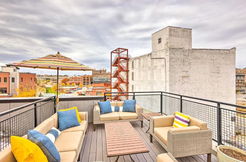 Southeast Omaha Apartment | Downtown Condo with Rooftop Patio and City Views!