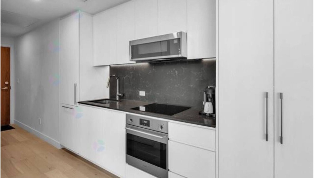 Griffintown Condo | DOWNTOWN CORNER UNIT WITH VIEW WALKING DISTANCE TO EVERYTHING (30FT BALCONY)