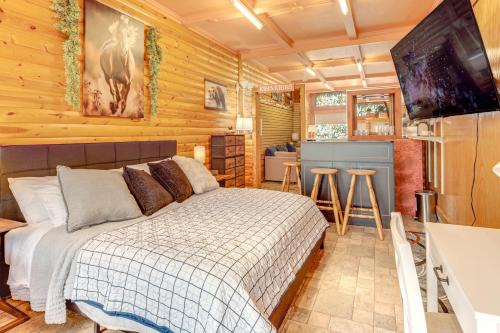 Crandon Apartment | Downtown Crandon Walkable Studio with Patio!