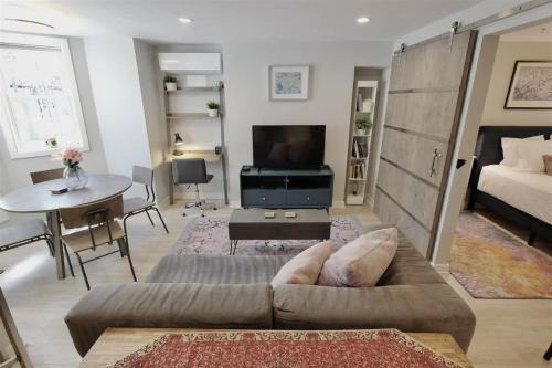 Logan Circle Apartment | Downtown DC Awaits with Parking Permit