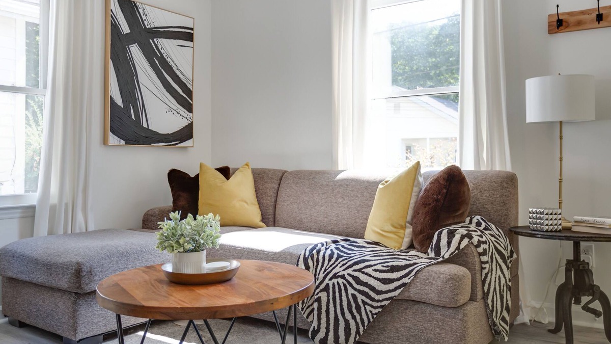 Downtown House | Downtown Delight - Stylish Private Walk to City Center
