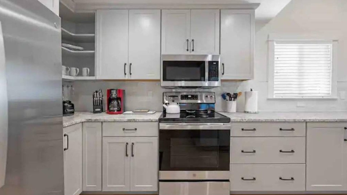 East End House | Downtown Dream: Modern Comfort
