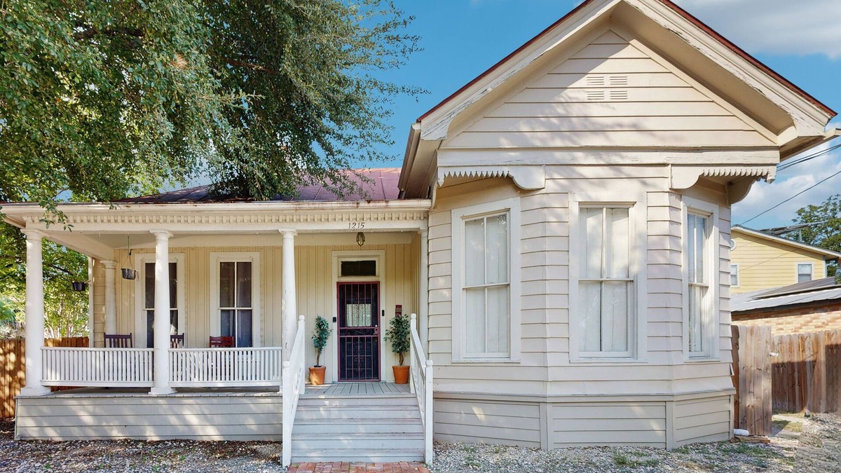 Southtown House | Downtown duplex with patio, enclosed backyard, washer/dryer, streaming, AC, WiFi