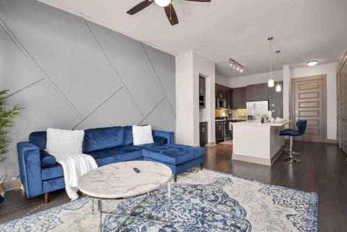 East Downtown Houston Apartment | Downtown Elegance Upscale Houston King Retreat