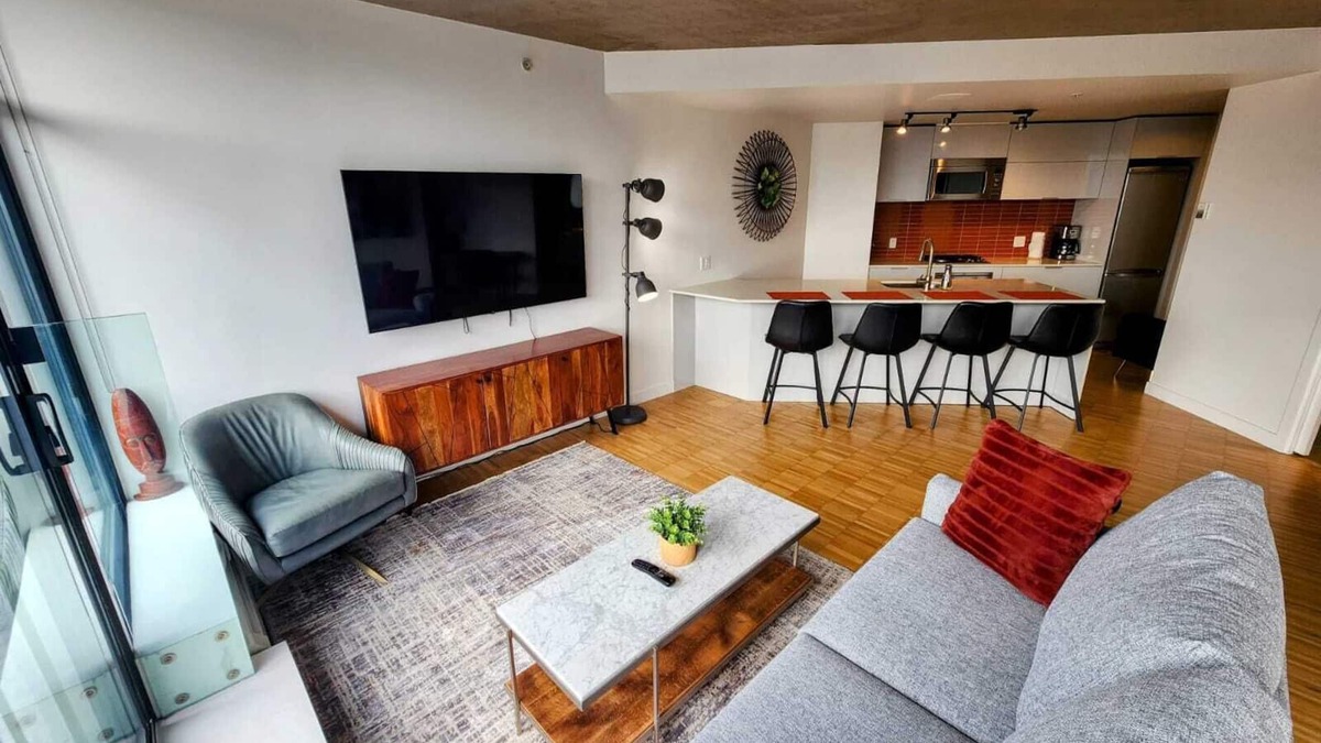 Gastown Apartment | Downtown Escape – Walk to Cruise Ships & Waterfront | 2 Comfy Beds