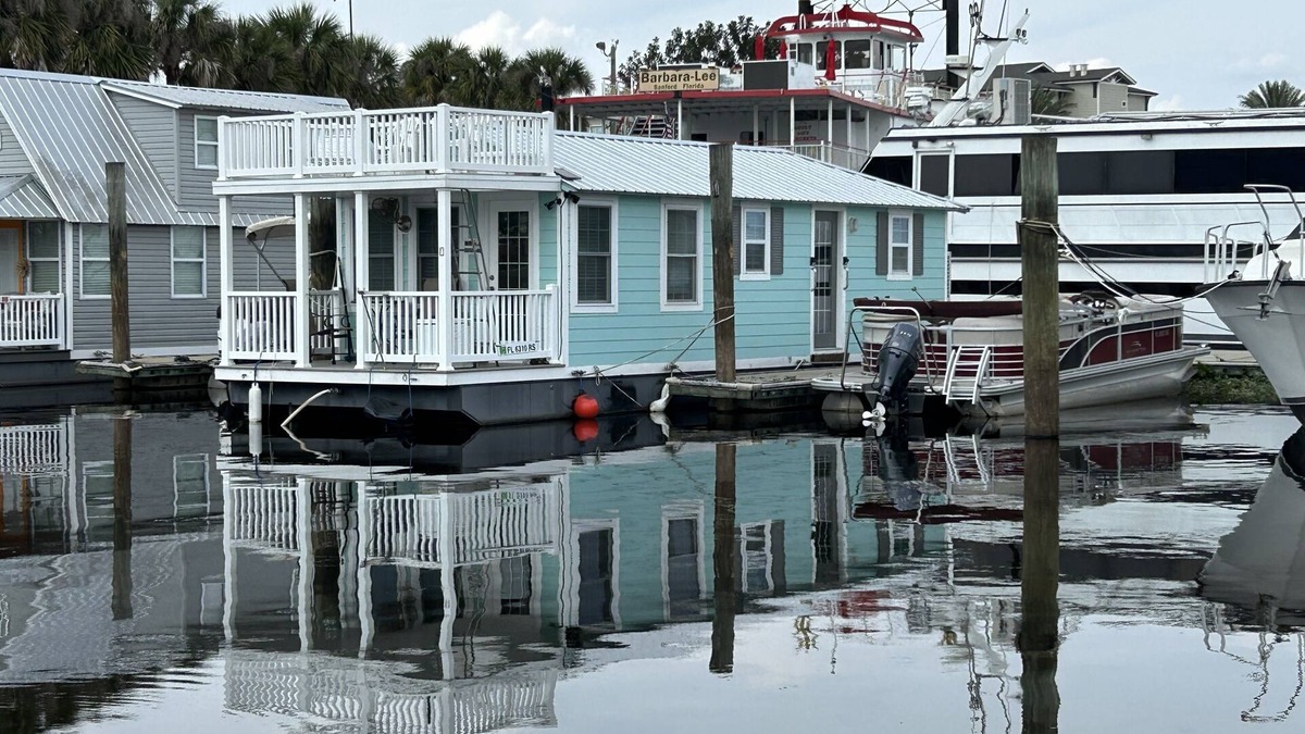 Sanford Boat Rental | Downtown Floating Bungalow Historic Sanford Lake Monroe Marina
