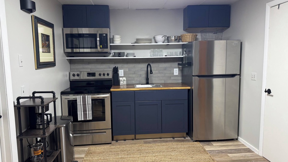 Lee Apartment | Downtown Gateway to the Berkshires. Walk to Everything.
