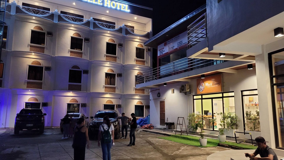 Puerto Princesa City Centre Hotel | Downtown Getaway: Cozy Stay by Miss Sophie's - 3minAirport/1minCapitol/AC/Wifi+