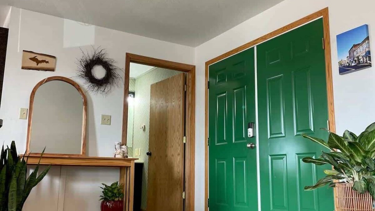Ironwood Condo | Downtown "Green Room" at Villages on Aurora