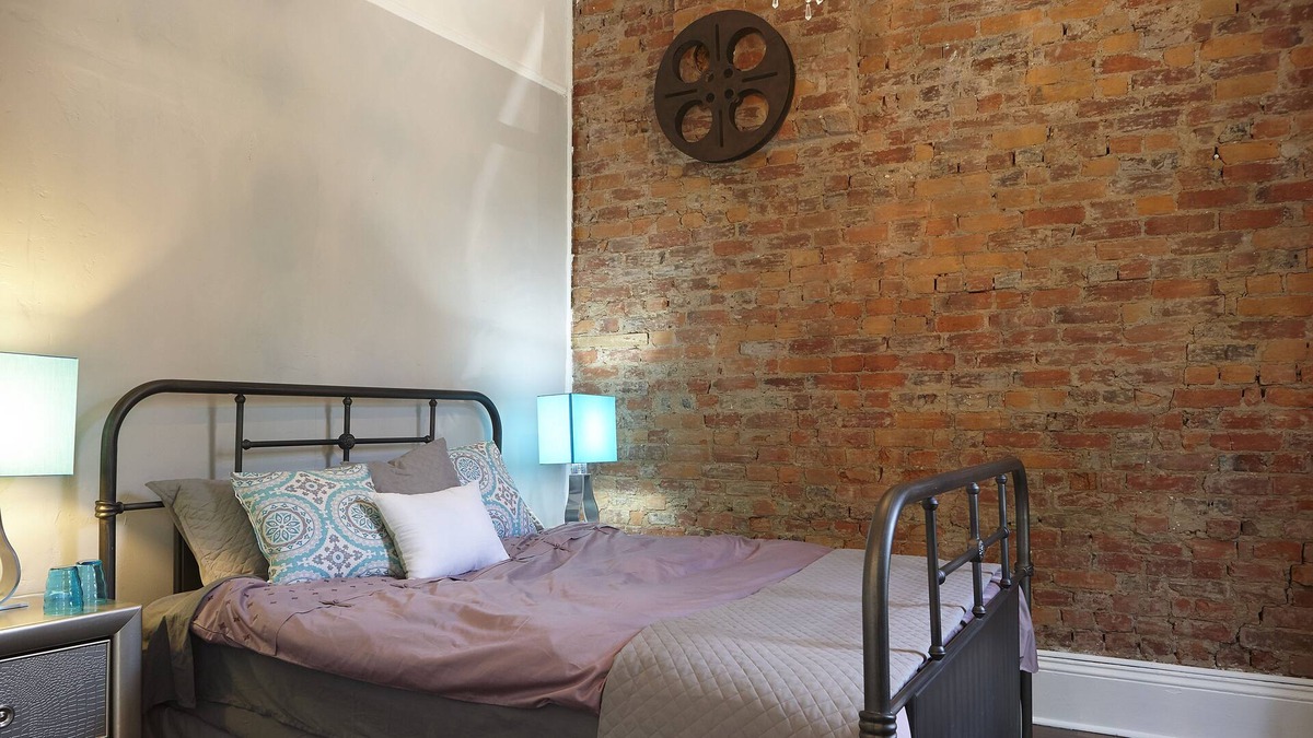 Central Hamilton House | Downtown Hamilton 2 Bedroom Private Home With Fenced Deck- Chic And Comfortable