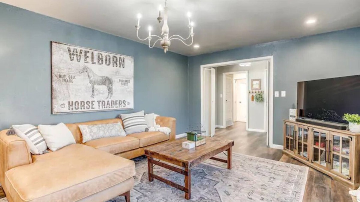 Hico House | Downtown Hico home, just steps away from shopping!