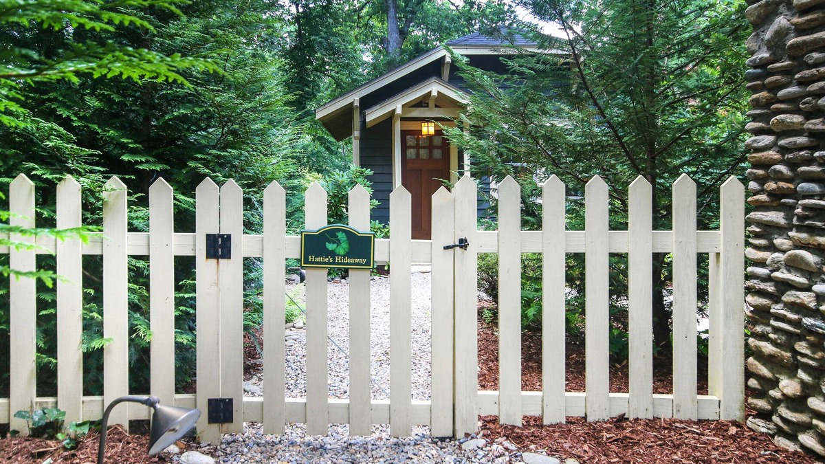 Black Mountain Cottage | Downtown Historic Area, Arts and Crafts CottagenPREMIER HOST SINCE 2013