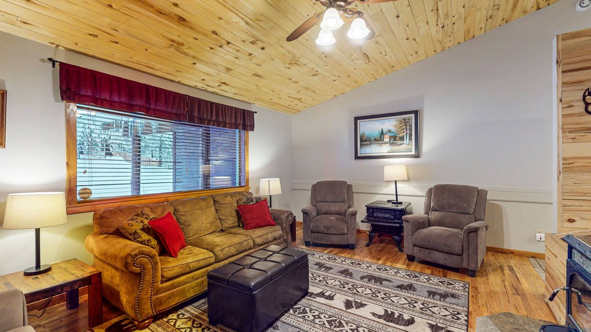 McCall Cabin | Downtown home with covered deck and firepit for s'mores - walk everywhere