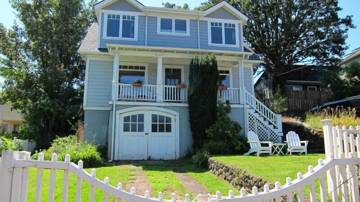 Hood River House | Downtown Hood River View Bungalow with HOT TUB, WIFI, A/C