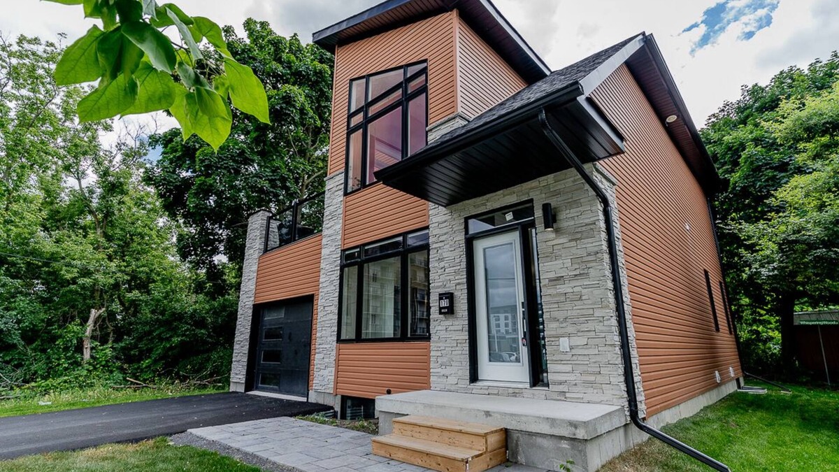 Belleville House | Downtown House 3BDR 2Bath BBQ HDTV Wi-Fi Balcony Sleeps up to 6