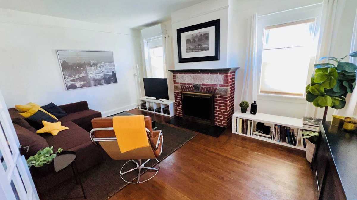 Harrison House | 🌇DoWnToWn HoUsE🏡/3min WALK to TrainSTATION & facilities/Clean-Spacious-Quiet