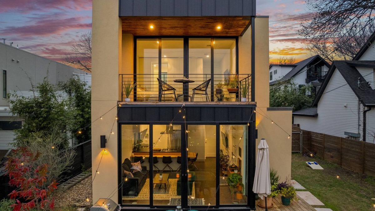 East Cesar Chavez House | Downtown Hub | 1 Mile to Rainey St, 1.6 to E 6th