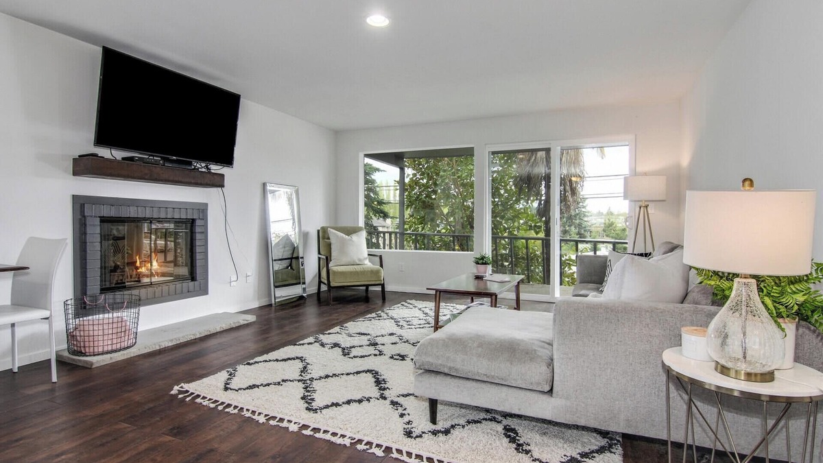 Norkirk House | Downtown Kirkland - Modern 3rd Street Retreat