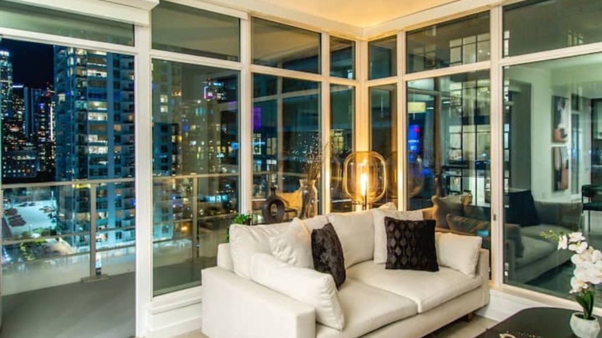 Vernon Apartment | Downtown LA - Skyline View High Rise