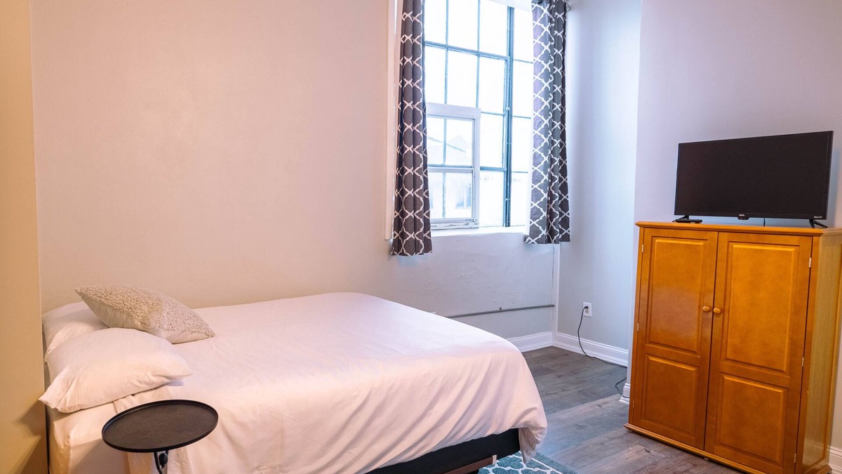 Downtown Lafayette Historic District Condo | Downtown Lafayette Queen Suiten