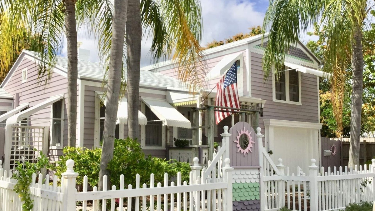 Parrot Cove Apartment | DOWNTOWN LAVENDER HOUSE LUXE STUDIO PARROT COVE WALK TO BEACH BARS DINING MORE