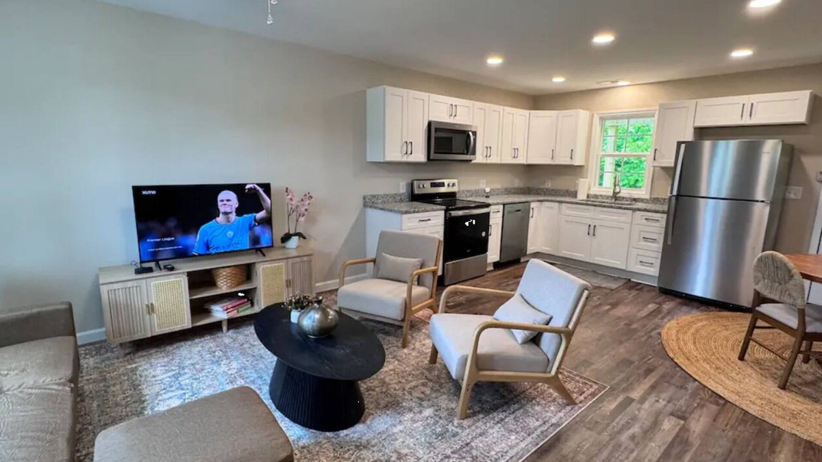 Liberty House | Downtown Liberty’s New Modern Cozy 4 Bed Townhome