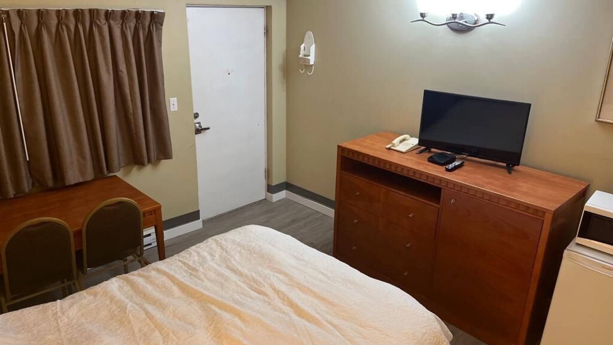 Vernon Hotel | Downtown location near to restaurants pubs & bars. also near to marts .