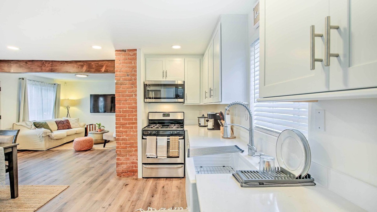 East Village Cottage | Downtown Long Beach Home: Walk Everywhere!