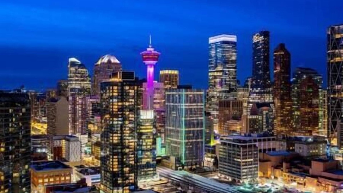 Victoria Park Apartment | Downtown Luxury condo near Stampede/BMO center/LRT/free parking/gym